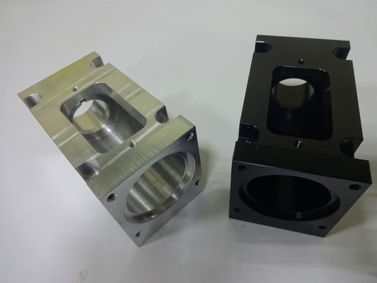 硬度注文 CNC アルミニウム部品 120mm の陽極酸化された CNC のフライス加工の部品