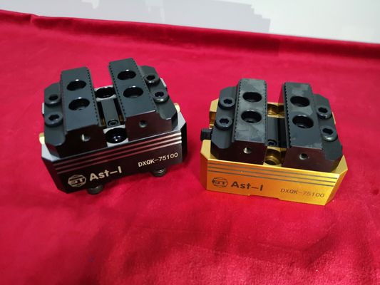 3軸4軸CNCフライス盤用の黒い空気圧CNC垂直万力マニュアル